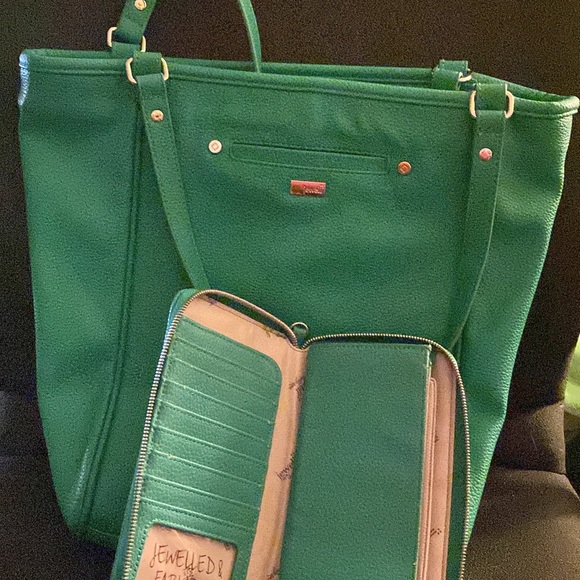 Thirty-one Jewell Trojan Green Purse with matching wallet.  Excellent condition - Picture 2 of 3